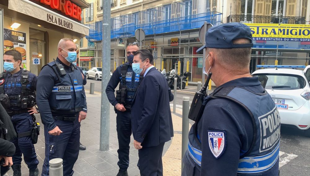 El alcalde de Niza junto a la Policía Nacional en el lugar de los hechos