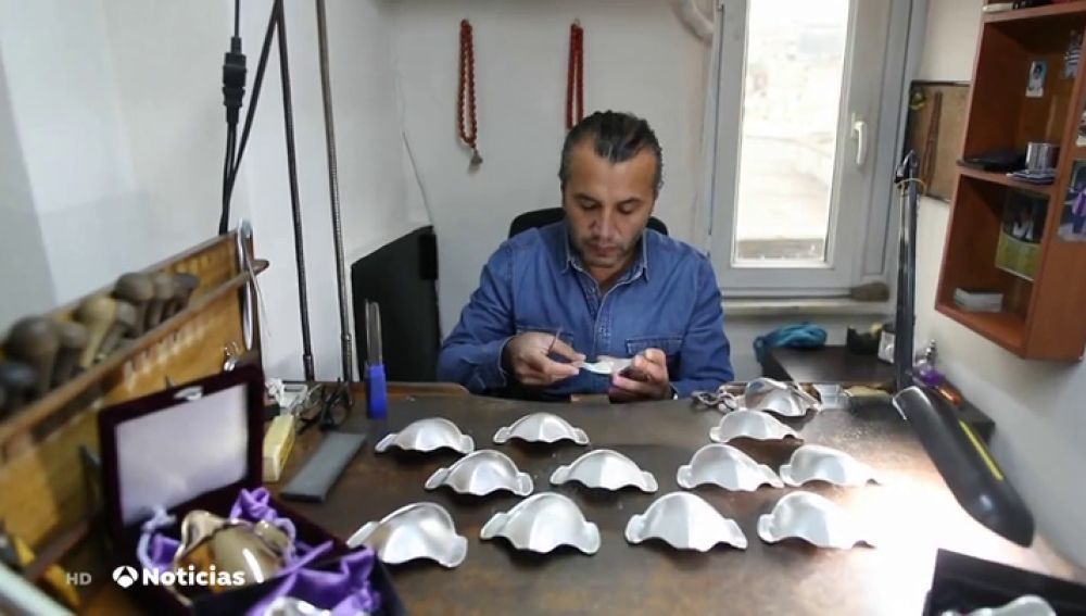 Un artesano turco se reinventa y diseña mascarillas de oro y plata
