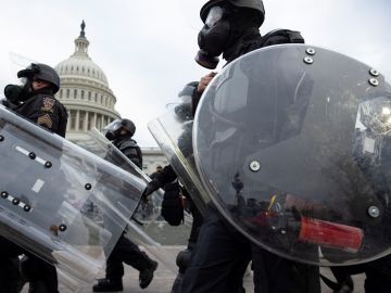 Agentes de la Policía de EEUU en el día del asalto al Capitolio