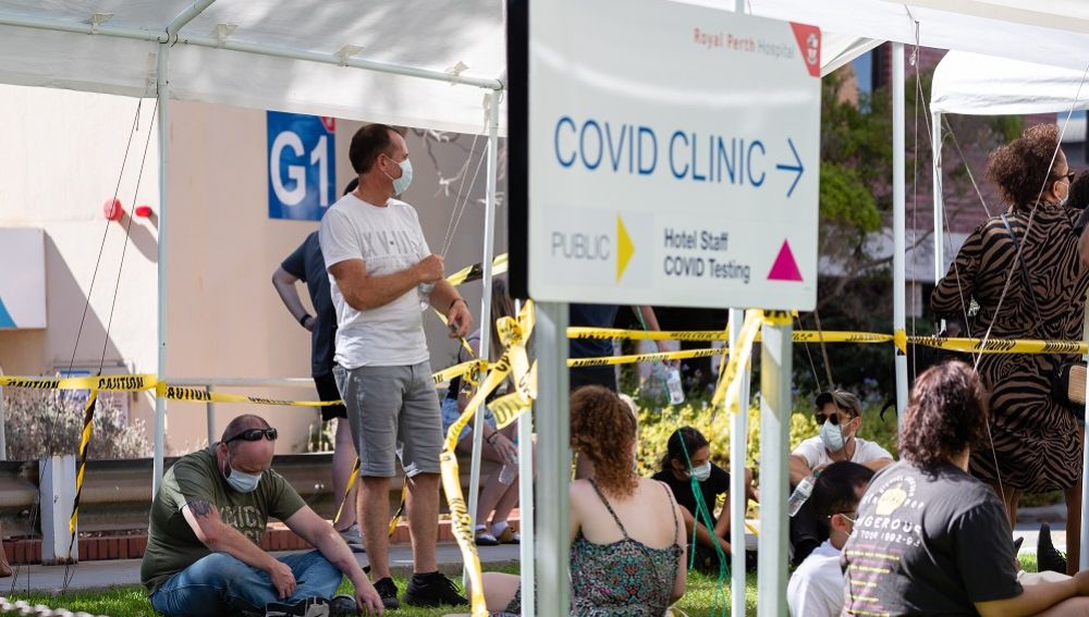 Imagen de personas en Perth esperando para realizarse una prueba de detección del coronavirus