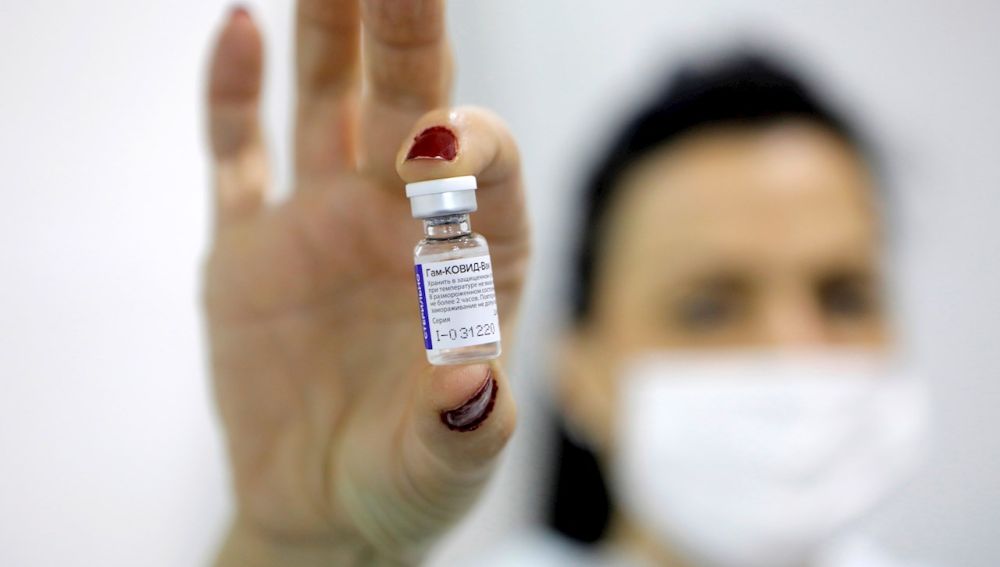 Una sanitaria muestra un vial de la vacuna rusa (Sputnik V) contra el coronavirus