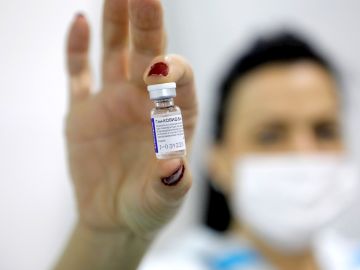 Una sanitaria muestra un vial de la vacuna rusa (Sputnik V) contra el coronavirus