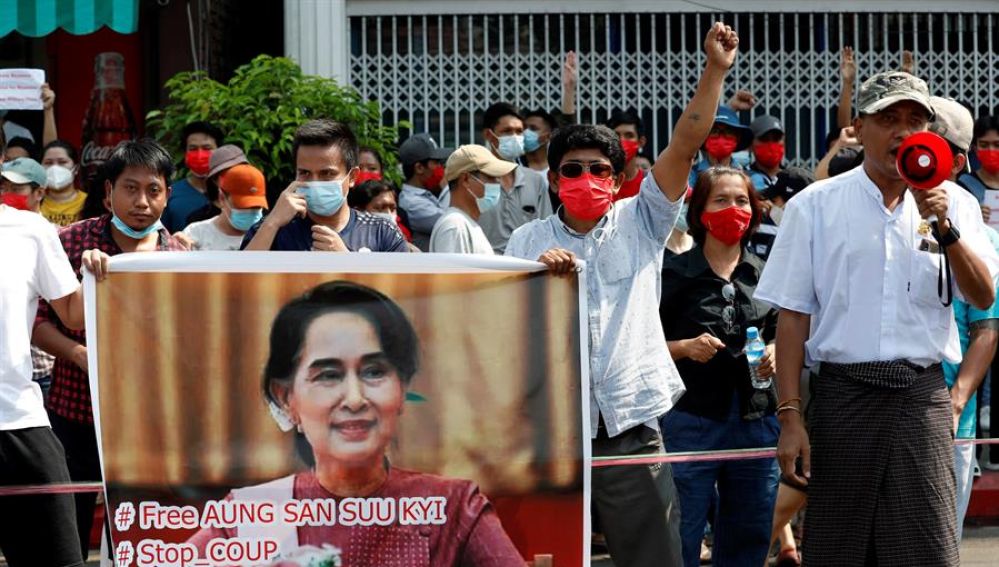 Decenas de miles de personas se manifiestan en Myanmar contra el golpe de Estado