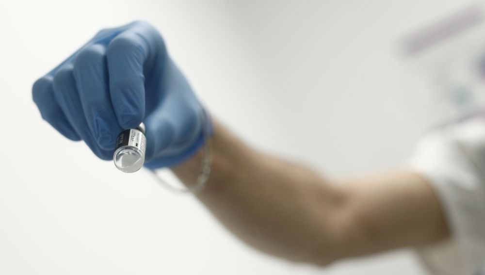 Un profesional sanitario sostiene una dosis de la vacuna contra la COVID-19 de Pfiezer en un Centro de Vacunación