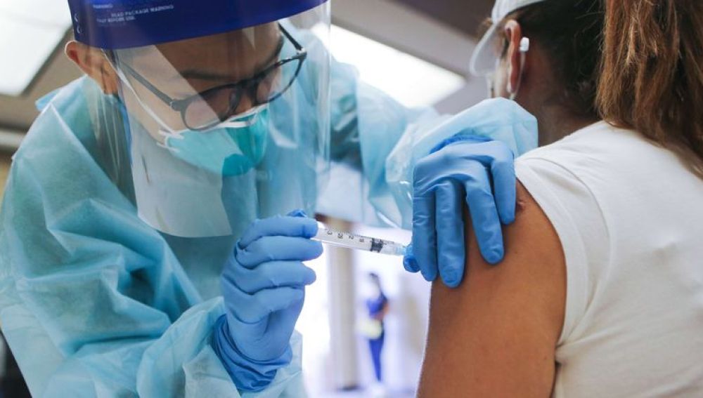 Sanitario administra una vacuna contra el Covid-19