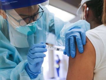 Sanitario administra una vacuna contra el Covid-19