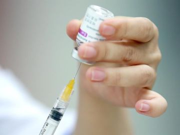 Una sanitaria preparando una dosis de la vacuna contra el coronavirus