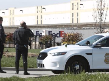 La Policía vigila la instalación de FedEx en Indianápolis donde tuvo lugar el tiroteo masivo