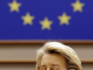 La presidenta de la Unión Europea, Ursula von der Leyen, bajo una bandera de la Unión.