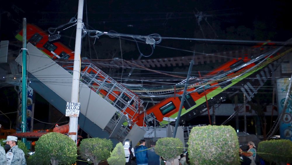 Vista general del colapso de unos vagones del metro esta noche, en la Ciudad de México (México)