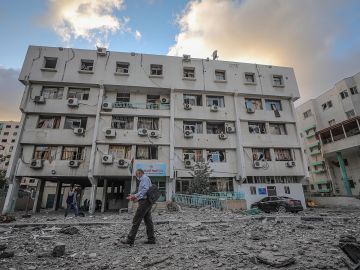 Un hombre palestino camina entre los escombros de un edificio del Ministerio de Sanidad destruido por un bombardeo israelí en Gaza 