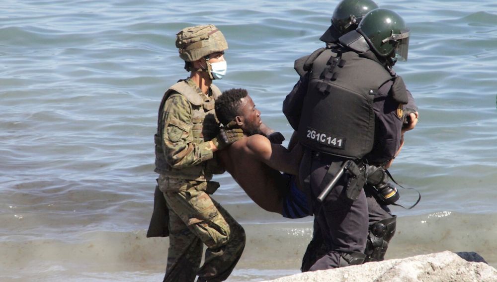 El ejército rescata a un inmigrante en Ceuta