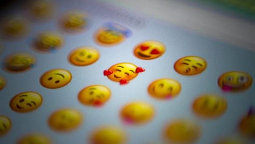 El corazón rojo y la cara llorando de risa son los emojis más utilizados