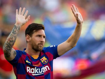 Leo Messi saluda a la afición momentos antes de un Trofeo Joan Gamper