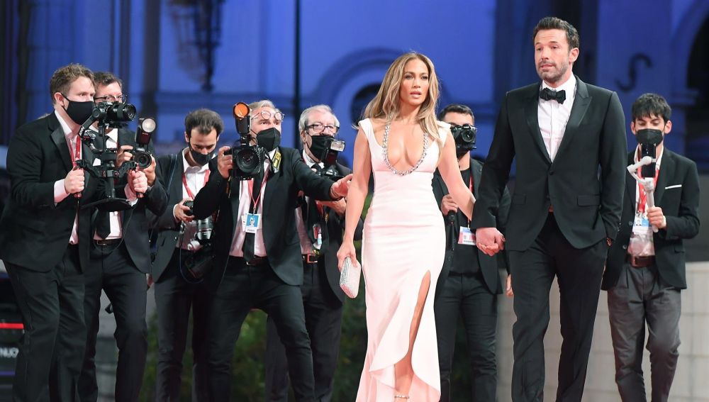 Jennifer López y Ben Affleck desfilan juntos por primera vez en el Festival de Venecia