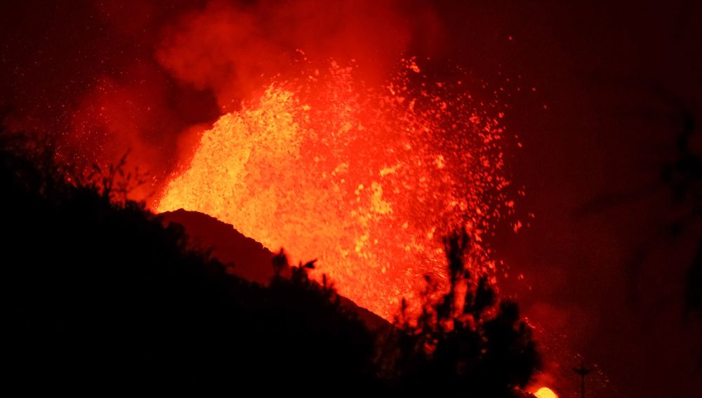 Una nueva colada surge del volcán en La Palma y amenaza nuevas localidades 