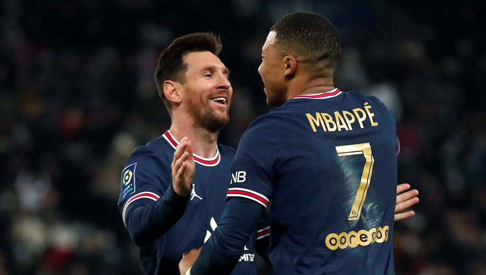 Messi y Mbappé celebran un gol con el PSG