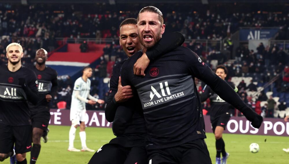 Sergio Ramos celebra con rabia su primer gol con el PSG
