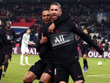 Sergio Ramos celebra con rabia su primer gol con el PSG