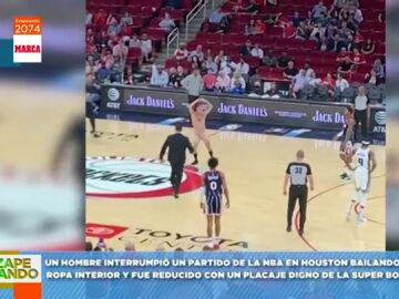 Un hombre desnudo se cuela en medio un partido de la NBA