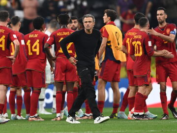 Luis Enrique y los jugadores tras el empate ante Alemania