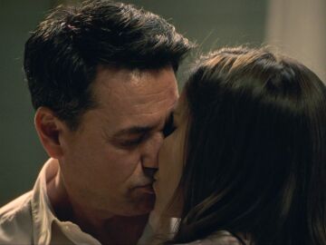 Gabriel y Begoña cruzan la línea con un beso inesperado en ‘Sueños de libertad’