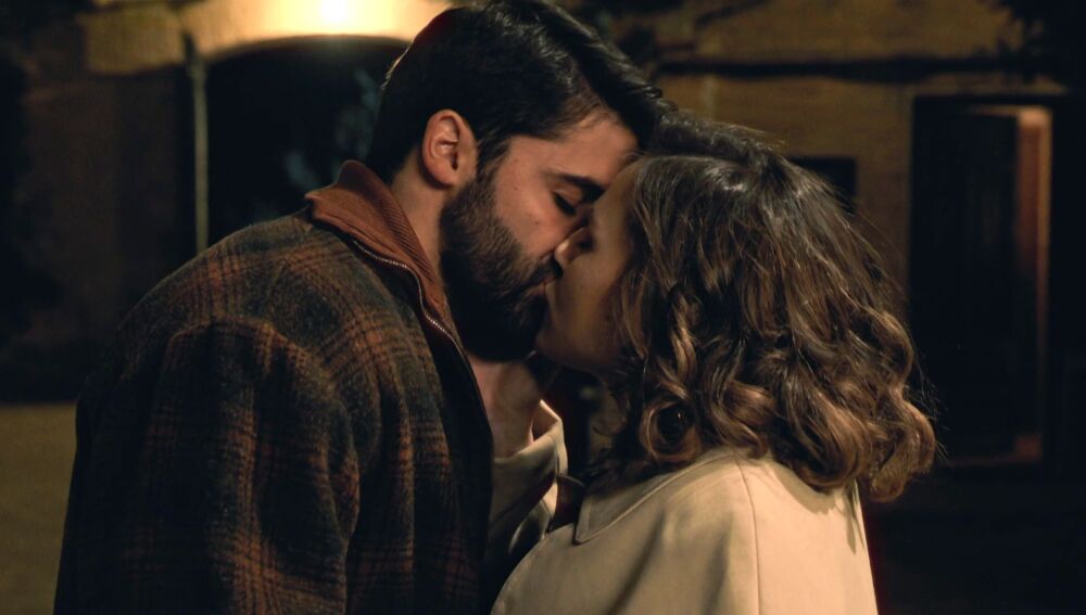 ¡Momento romántico! Raúl y Claudia se besan tras su primera cita