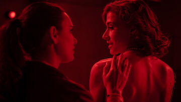 La sesión de fotos más especial de Fina a Marta bajo la luz rojo del cuarto de revelado en ‘Sueños de libertad’
