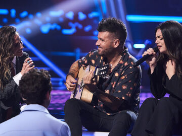 Malú y Pablo López emocionan junto a una fan en La Voz Malú y Pablo López emocionan junto a una fan en La Voz