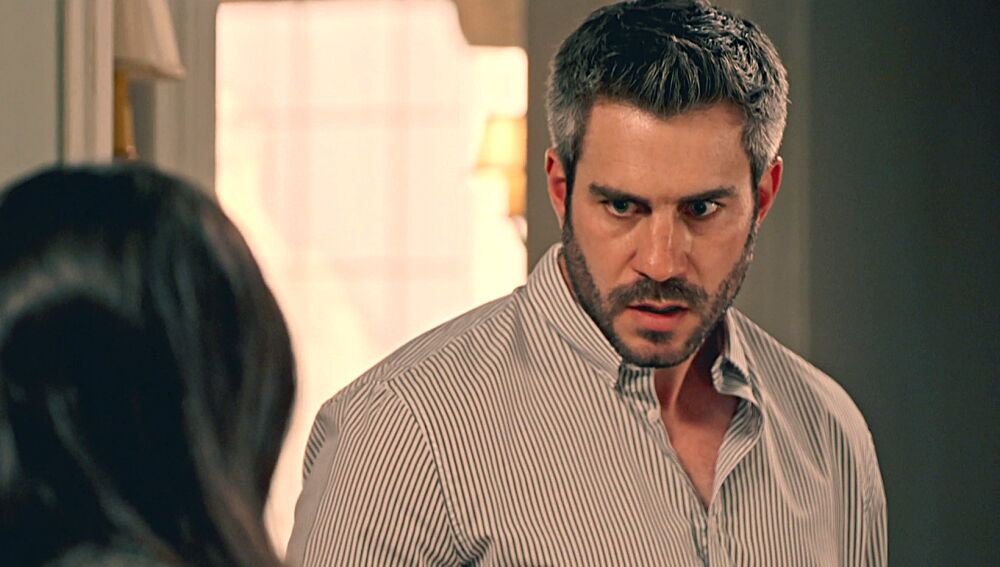 ¡Andrés descubre la verdad!: María se pone de pie delante suya para impedir que vaya a fábrica