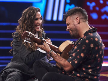 Malú y Pablo emocionan al público uniendo sus voces en el escenario Malú y Pablo emocionan al público uniendo sus voces en el escenario