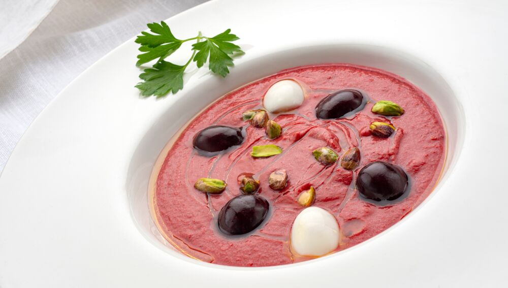 Salmorejo de remolacha y cerezas, de Argui&ntilde;ano: "Con un punto de sabor y color interesante"
