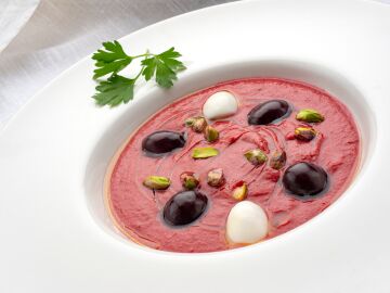 Salmorejo de remolacha y crerezas en la 'Cocina Abierta' de Karlos Arguiñano