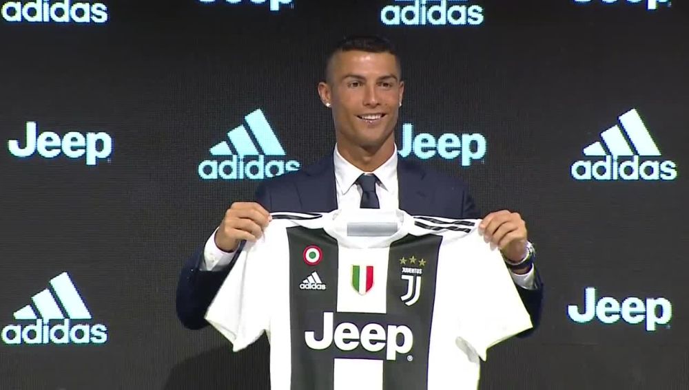 Cristiano Ronaldo posa con la camiseta de la Juventus en su presentación