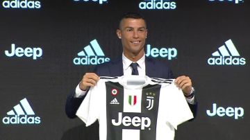 Cristiano Ronaldo posa con la camiseta de la Juventus en su presentación Cristiano Ronaldo posa con la camiseta de la Juventus en su presentación