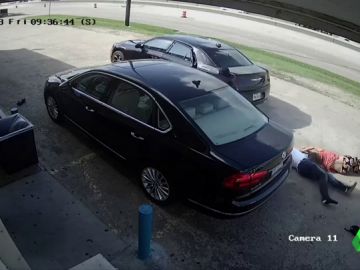 Arrastran, golpean y atropellan a una mujer en Texas para robarle 75.000 dólares