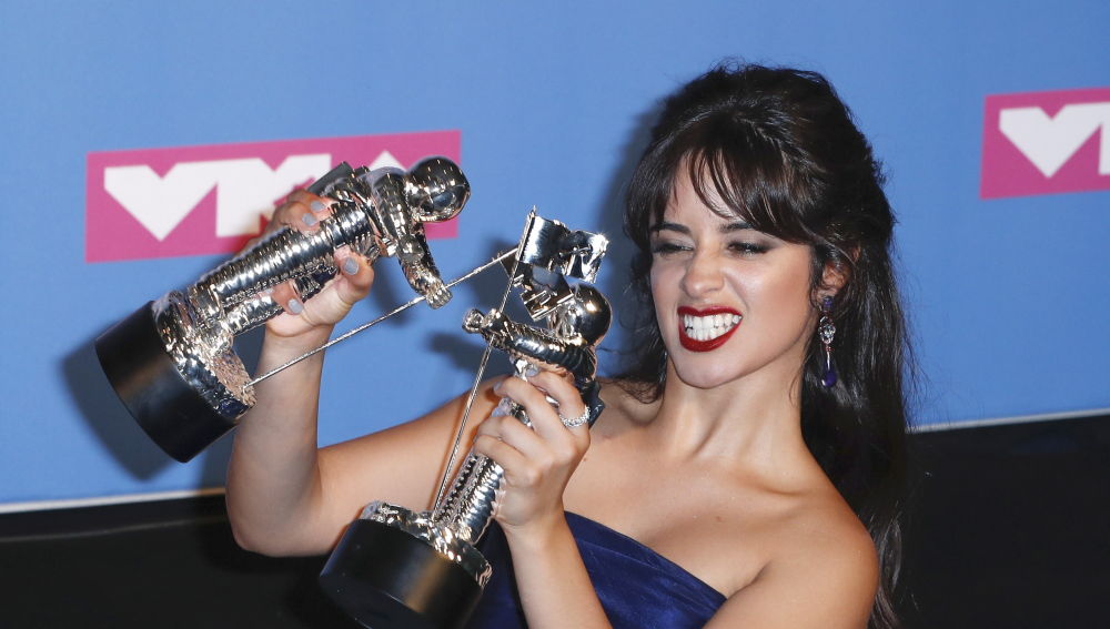 Camila Cabello posa con sus premios a Mejor Artista del Año y Vídeo del Año, en la sala de prensa de los Premios MTV Video Music Awards 2018