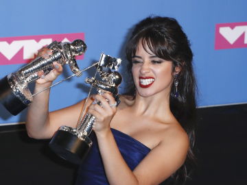 Camila Cabello posa con sus premios a Mejor Artista del Año y Vídeo del Año, en la sala de prensa de los Premios MTV Video Music Awards 2018
