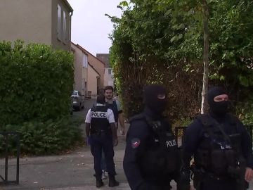 Agentes de Policía en el lugar del apuñalamiento en París