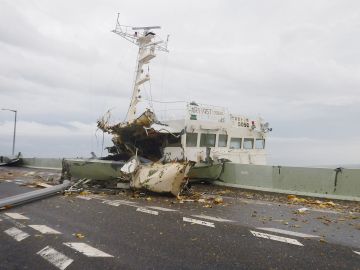 un barco colisionado con un puente cercano al aeropuerto Kansai como consecuencia de las fuertes rachas de viento por el tifón Jebi, en Osaka, Japón
