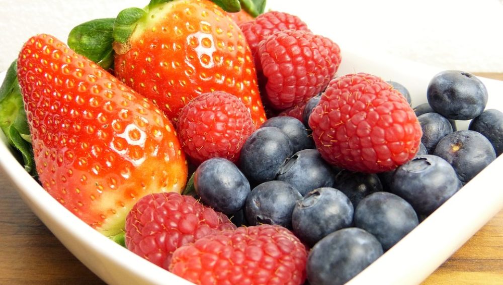 Una de estas tres frutas es la que más pesticidas contiene. ¿Adivinas cuál es?
