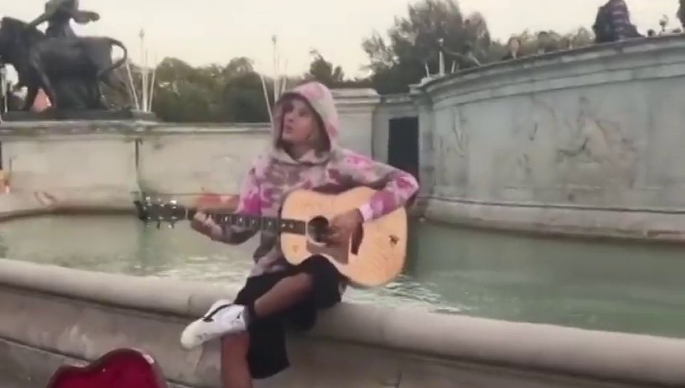 Justin Bieber le dedica una serenata a Hailey Baldwin en las calles de Londres