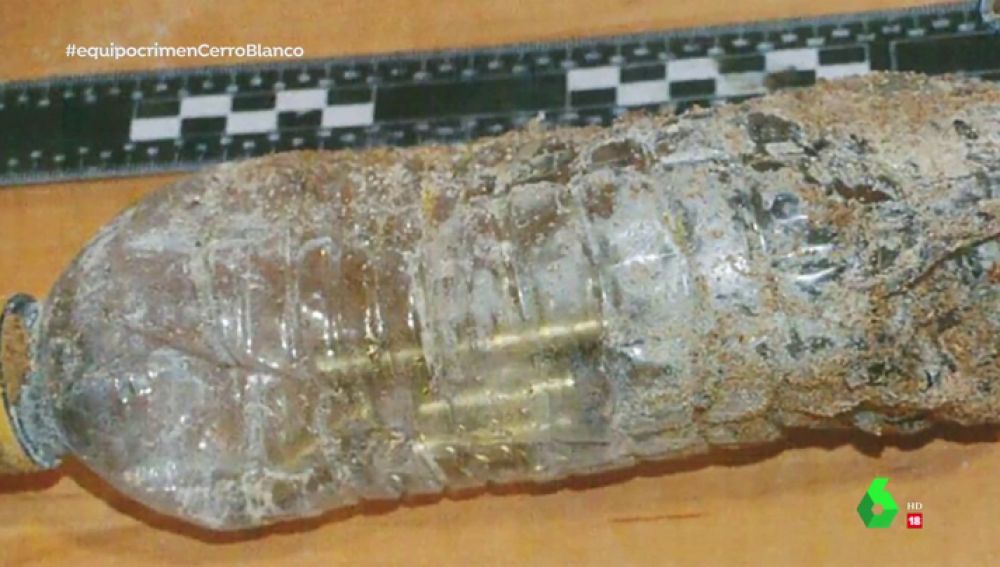 Botella encontrada junto a los cuerpos del triple crimen de Cerro Blanco