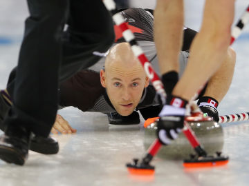 Ryan Fry, en acción en una competición de curling