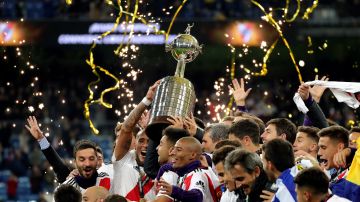 Los jugadores de River Plate levantan la Copa Libertadores al cielo de Madrid Los jugadores de River Plate levantan la Copa Libertadores al cielo de Madrid
