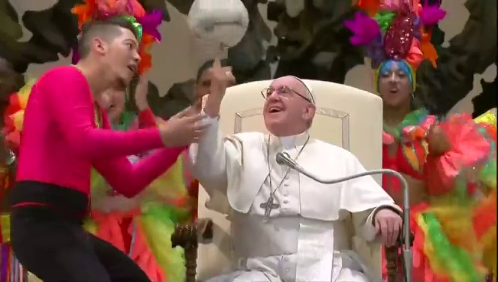 El papa Francisco se anima a hacer malabares con un balón en la audiencia del Vaticano