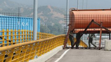 Miembros de la Guardia Nacional Bolivariana bloquean el paso este miércoles en el puente Tienditas