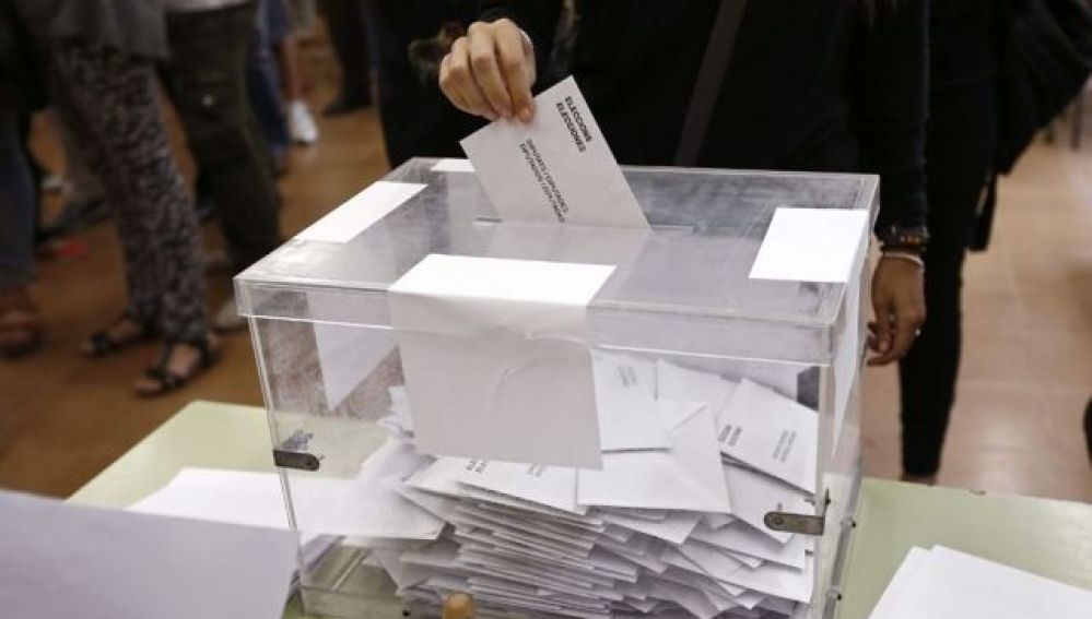Votante durantes las últimas elecciones catalanas_643x397