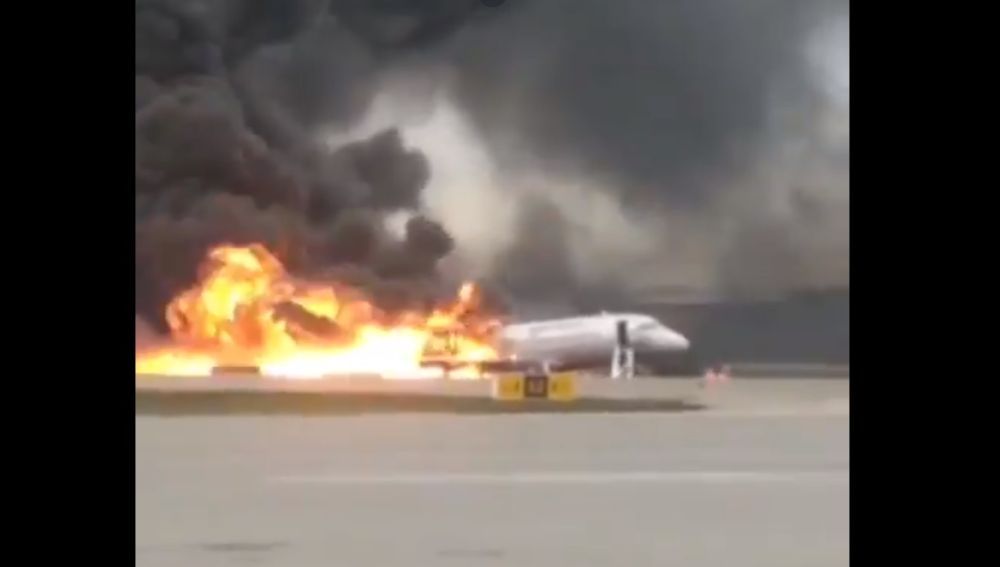 Noticias fin de semana (05-05-19) Al menos 13 muertos en el incendio de un avión aterrizado de emergencia en Moscú