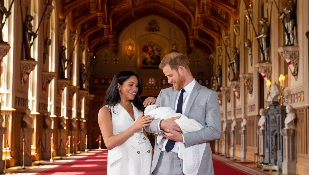 Meghan Markle y el príncipe Harry presentan a su bebé